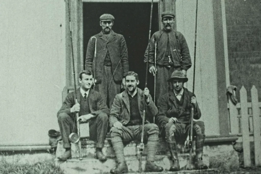 En gruppe menn sitter på en veranda.
