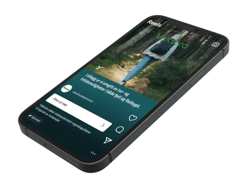 Smarttelefon som viser en app for sosiale medier med en snelle med en rekrutteringsfilm av en person som går tur med hund i en park.