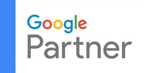 Google-partnerlogo med ordet "google" i flerfargede bokstaver og "partner" i grått, satt mot en hvit og blå bakgrunn på en nettside.