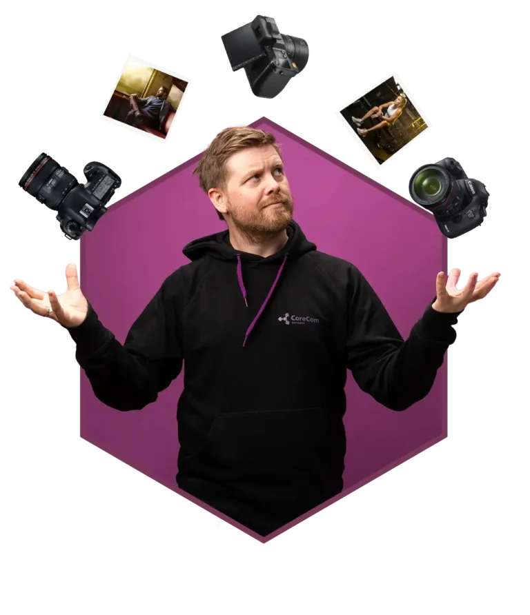 En mann i svart hettegenser står mot en lilla bakgrunn, og ser ut til å sjonglere kameraer og bilder som er digitalt lagt til over hendene hans.