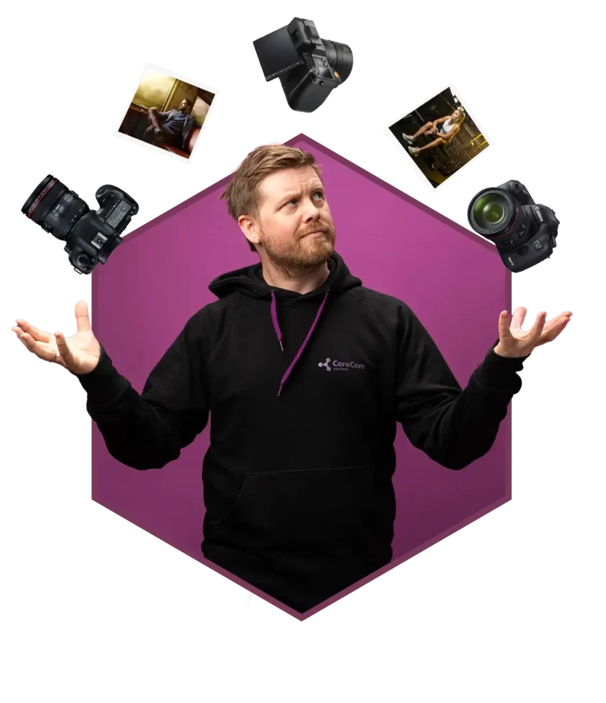 En mann i svart hettegenser står mot en lilla bakgrunn, og ser ut til å sjonglere kameraer og bilder som er digitalt lagt til over hendene hans.