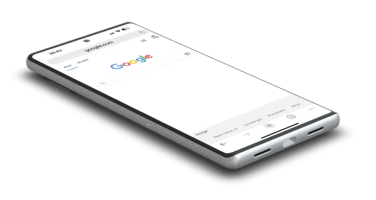 En smarttelefon som viser Googles hjemmeside i en nettleser, vist i en vinkel mot en hvit bakgrunn, fremhever hvordan noe annonsering vises ved siden av søkeresultatene.