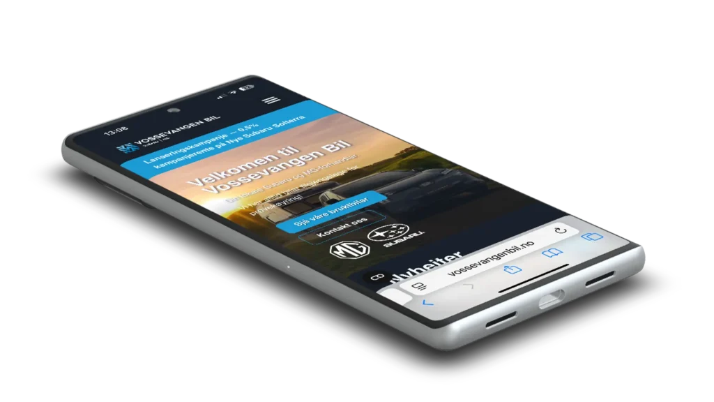 En smarttelefon som viser Vossevangen Bils nettsted, med bilde av bilen, firmalogo, kontaktknapper, navigasjonsfelt og en markering av samarbeidet med Gillgruppen.