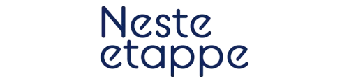 Teksten «Neste etappe» vises i en fet, mørkeblå sans-serif-skrifttype på en gjennomsiktig bakgrunn.