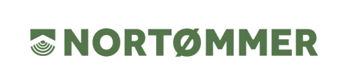 Tekstlogoen lyder «NORTØMMER» med store bokstaver, med et furuikon inne i en firkant på venstre side.
